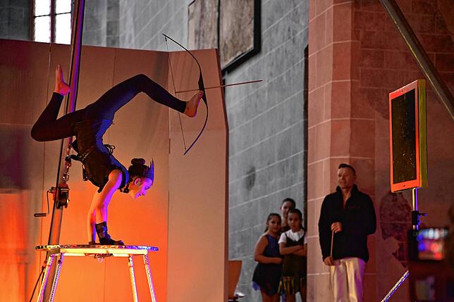 Der Kinder- und Jugendzirkus der Stadt Villingen-Schwenningen zeigt ein tolles Programm. Vor allem die Darbietung der 16-jährigen Erika ...