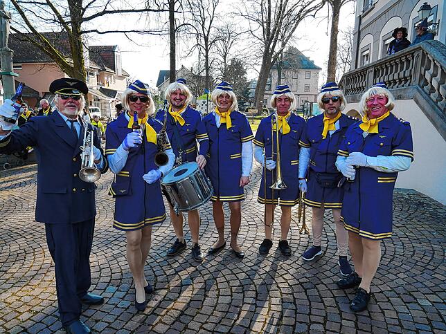 Die Stewardessen der Chio-Maicos.