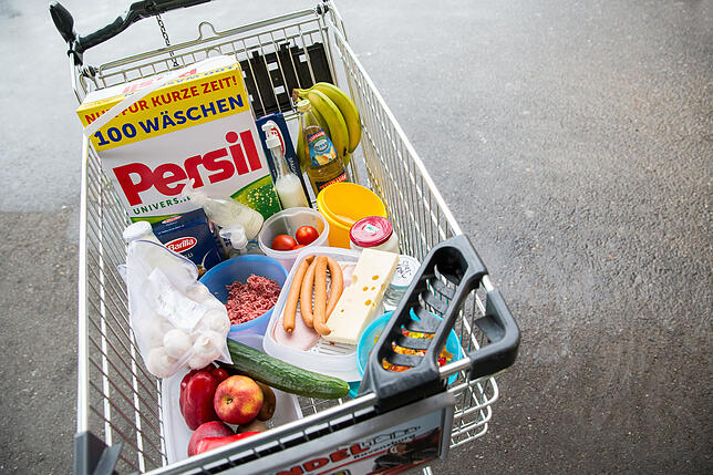 Ohne Plastik geht es auch: In diesem Wagen liegen nur Produkte, die (fast) ganz ohne Kunststoffverpackung auskommen.