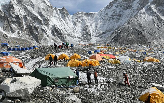 Hochbetrieb im Sommer: Blick auf das nördliche Basislager am Fuß des Mount Everest. Es liegt auf 5170 Meter Höhe. Von hier brechen die ...