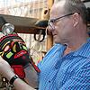 Christian Amann prüft in seiner Werkstatt die Maske eines Leihhänselers, um zu sehen, welche Reparaturen zu erledigen sind. Bild: Toni ...
