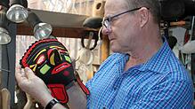 Christian Amann prüft in seiner Werkstatt die Maske eines Leihhänselers, um zu sehen, welche Reparaturen zu erledigen sind. Bild: Toni ...