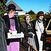 Als &bdquo;Billiger Jakob&ldquo; mit Leiterwagen voller Flohmarktartikel sind (von links) Karin Fricker, Eva Engesser, Sylvia ...