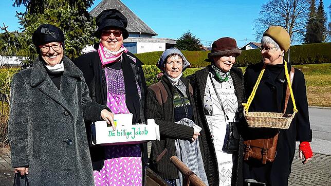 Als &bdquo;Billiger Jakob&ldquo; mit Leiterwagen voller Flohmarktartikel sind (von links) Karin Fricker, Eva Engesser, Sylvia ...