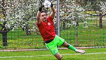 Alles fest im Griff: Torwart Erik Mutter steht mit dem SV Deggenhausertal aktuell auf dem zehnten Tabellenplatz in der Bezirksliga Bodensee.