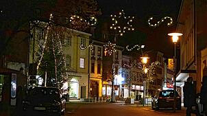 Weihnachtlich geschmückt zeigt sich derzeit Schopfheims Zentrum. Bild: Winckelmann