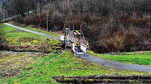 Über die Behelfsbrücke geht es derzeit nach Niederdossenbach. Foto: Heinz Vollmar