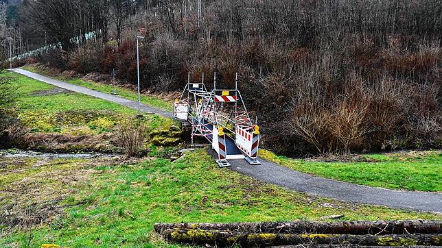 Über die Behelfsbrücke geht es derzeit nach Niederdossenbach. Foto: Heinz Vollmar