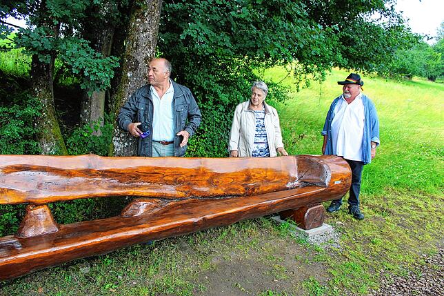 Reiner und Elsbeth Bolanz stifteten eine Bank am neuen Themenweg, für Ortsvorsteher Arndt Schönauer (rechts) eine ideale Ergänzung.
