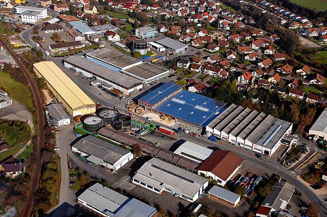 Das Gebäude mit dem blauen Solar-Dach ist der (damalige) Neubau von Eisenpfeiffer im Industriegebiet im Jahr 2007.