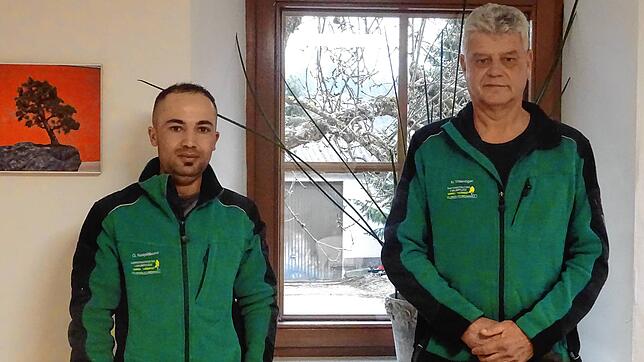 Mujtaba Naqshband (links) und Hannes Thieringer im Büro des Landschaftsgärtners. Mujtaba Naqshband hat seine Ausbildung gerade ...