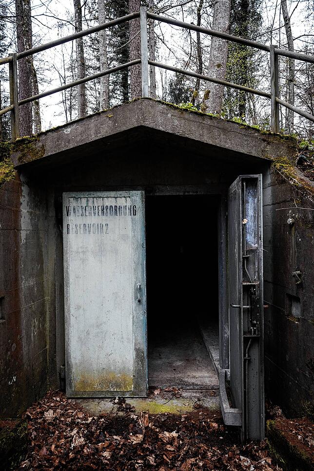 Was an der Straße wie ein Hochbehälter aussieht, war einmal eine Garage für zwei Panzerabwehrkanonen.