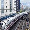 Ein ICE der Deutschen Bahn fährt aus dem Freiburger Hauptbahnhof in Richtung Schweiz (Archivbild). Reisende in die Schweiz müssen jetzt ...