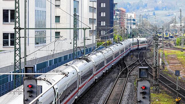 Ein ICE der Deutschen Bahn fährt aus dem Freiburger Hauptbahnhof in Richtung Schweiz (Archivbild). Reisende in die Schweiz müssen jetzt ...