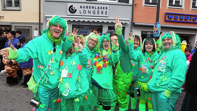 Bild 1: Schmotziger Dunschtig: Auf der Marktstätte treffen sich die Narren und Hästräger