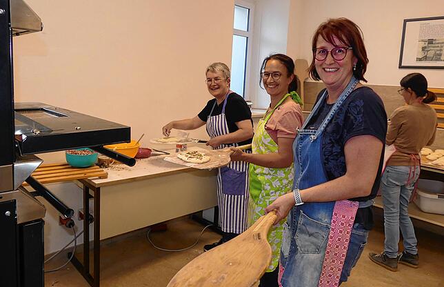 Sylvia Dullenkopf (von links), Christina Gänßlen, Michaela Molitor und Caroline Knoblauch hatten viel Arbeit mit den Dinnele.