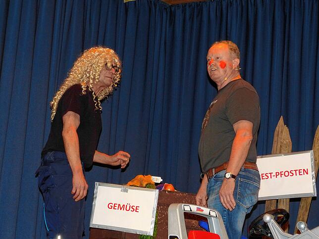 Kunde (Markus Kast, links) und Superverkäufer (Sigfried Blum) nahmen den neuen Dorfladen unter die Lupe.