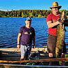 Luis (links) und Rainer Haug zeigen ihren unerwarteten Fang. Das große Tier haben sie aus dem Kirnbergsee bei Bräunlingen gezogen.