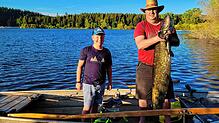 Luis (links) und Rainer Haug zeigen ihren unerwarteten Fang. Das große Tier haben sie aus dem Kirnbergsee bei Bräunlingen gezogen.
