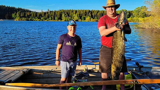 Luis (links) und Rainer Haug zeigen ihren unerwarteten Fang. Das große Tier haben sie aus dem Kirnbergsee bei Bräunlingen gezogen.