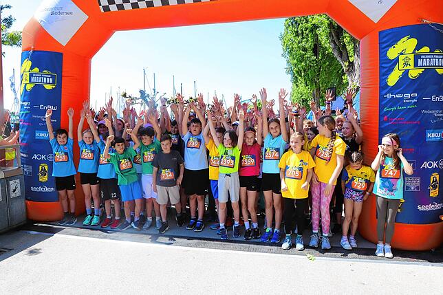 Die Mädchen und Jungen des Kids-Run über 1400 Meter freuen sich auf ihren Start.
