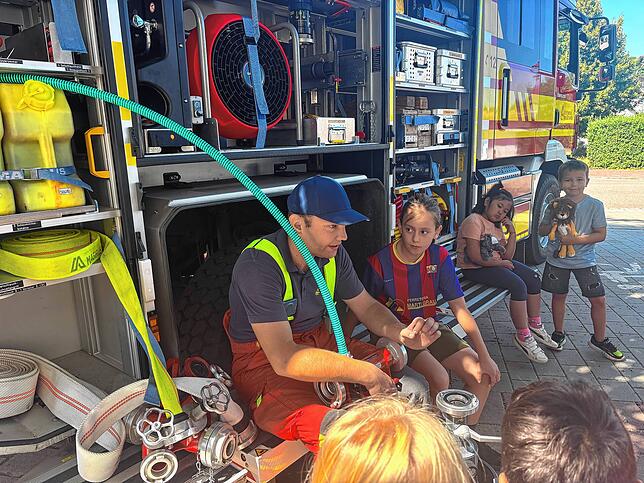 Am Einsatzwagen der Feuerwehr erhielten die Grundschüler einen Einblick in die vielfältigen Aufgaben der Feuerwehr.