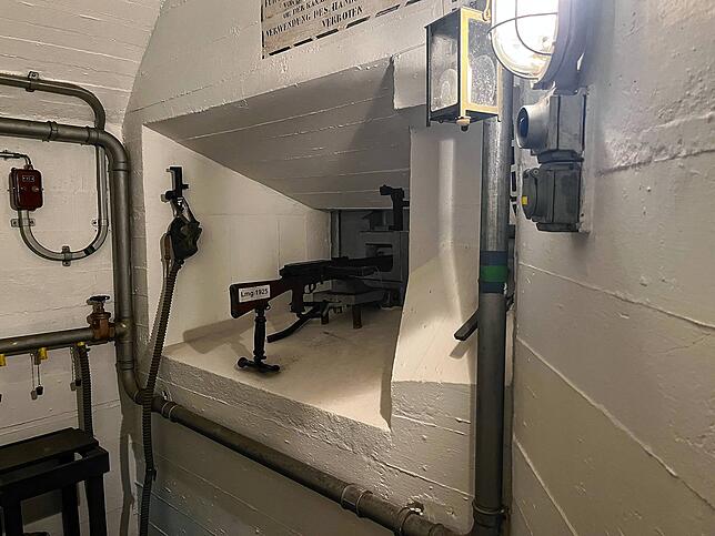 Am Ende des 70 Meter tiefen Tunnels wartet der Lauf eines leichten Maschinengewehrs. Falls es Eindringlinge geschafft hätte, die äußeren ...