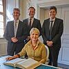 Mit einem Eintrag ins Goldene Buch der Stadt wurde der Spatenstich festgehalten (von li.): Bürgermeister Michael Thater, Landrat Martin ...