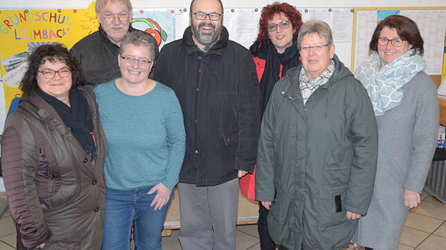 Freuen sich über die Spende, die die katholische Pfarrgemeinde an die Tafel geben kann: Maria Stump, Günther Wieth, Nicola Benz, Pfarrer ...