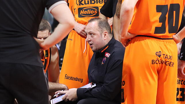 Panthers-Trainer Alen Velcic (Mitte) und seine Schwenninger Basketballer müssen sich kaum noch Sorgen um den Abstieg machen.