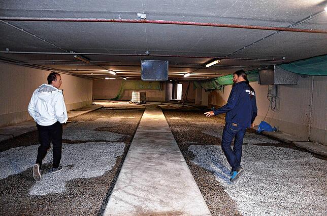 Sebastian Dix, Pressesprecher Stadtwerk am See, und Alfons Schmid, Projektleiter beim Rundgang durch das Altstadt-Parkhaus, hier in der ...