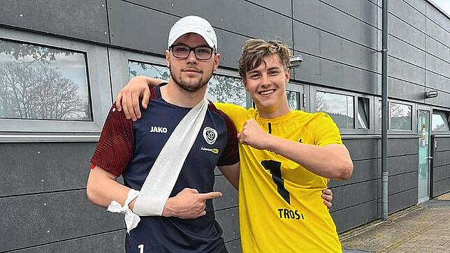Torhüter Nino Trost (links) und Tim Konrad, der beim Sieg in Bühlertal zwischen den Pfosten aushelfen musste