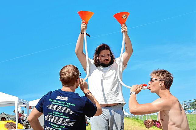 Bild 4: Frühstück, Haare flechten und Müll entsorgen: Das sind die besten Southside-Bilder am Sonntagmorgen