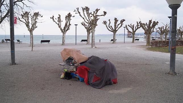 Im Stadtgarten hat ein Obdachloser sein Lager aufgebaut. Bild: Andreas Schuler