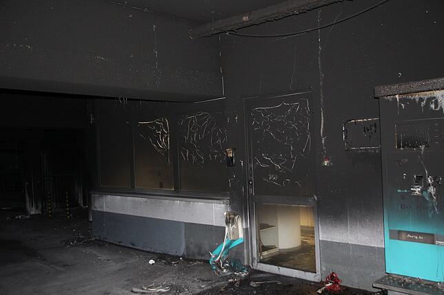 Ruß und Dunkelheit bestimmten in Teilen des Parkhauses am See nach der Brandnacht das Bild.