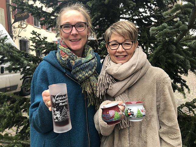 Heike Stoll (links) und Petra Weber freuen sich auf den Waldshuter Weihnachtsmarkt. Die passenden Glühweintassen und Cocktailgläser ...