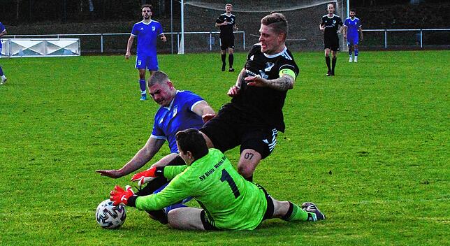 Zur Sache: Der Laufenburger Gabriel Dittmar (rechts) gegen Marcel Peter und Keeper Sascha Butz vom SV BW Murg.