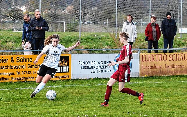 Bild 2: FC Hochrhein wehrt sich tapfer beim 1:2 gegen Spitzenreiter SV Deggenhausertal &ndash; wir haben Bilder!