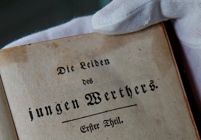 Eine Erstausgabe von Goethes „Die Leiden des Jungen Werther“: Das Werk einen regelrechten Nachahmungseffekt aus. Denn ...