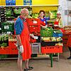 Rainer Troeger, Ursel Fritz, Doris Waggershauser und Sabine Müller (von links) bereiten die Waren vor und räumen den Tafelladen ein.