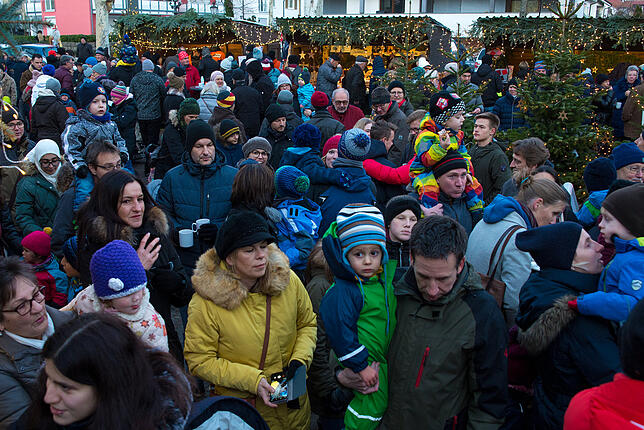 Sehr viele Eltern und Kinder warten sehnsüchtig auf das Einterffen des Nikolaus.