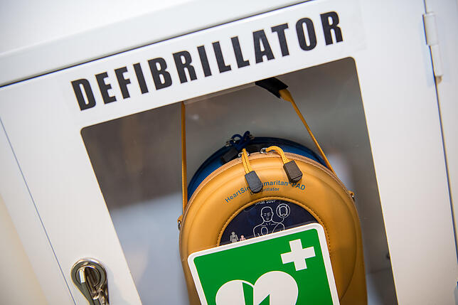 In solchen Kästen befinden sich die Defibrillatoren.