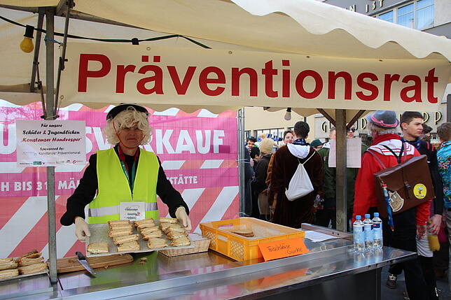 Der Präventionsrat hat auf dem Stephansplatz einen Stand und verteilt Gratis-Brötchen und Gratis-Wasser.