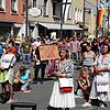 Rund 100 Bürger demonstrierten auf der Marktstätte gegen die Beschränkungen der Grundrechte in der Corona-Krise. Sie hielten dabei die ...