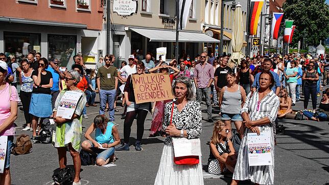 Rund 100 Bürger demonstrierten auf der Marktstätte gegen die Beschränkungen der Grundrechte in der Corona-Krise. Sie hielten dabei die ...