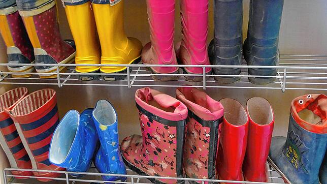 Unser Archivbild zeigt das Schuhregal in einem Kindergarten.