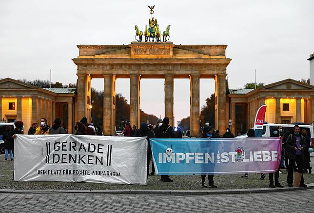 Geradeaus denken: Gegendemonstranten zeigen ihre Haltung zu einer Querdenken-Demonstration in Berlin.