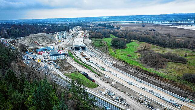 Klimaaktivisten stellen den Weiterbau der B33 neu in Frage. Denn er widerspreche dem Ziel, den Autoverkehr zurückzudrängen.  Archivbild: ...