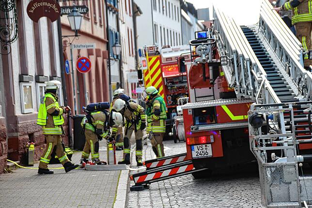 Die Einsatzkräfte rücken vor.