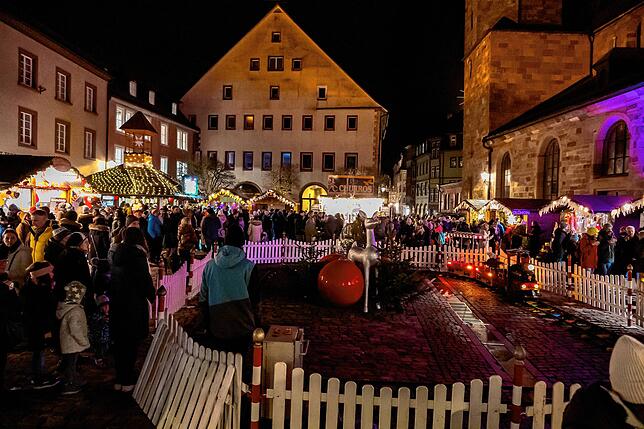 Richtig viel los: Das schöne Wetter sorgt für viele Besucher auf dem Villinger Weihnachtsmarkt.